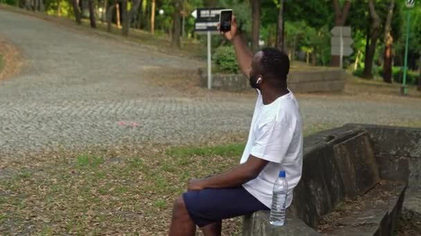 Happy Young Voksen Mand Hviler Parken Efter Jogging Tage Selfie – Stock-video