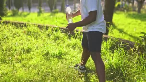 Junger Afrikanisch Amerikanischer Mann Trinkt Nach Dem Sport Wasser Aus — Stockvideo