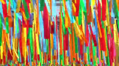 Şehir bayramında, festivalde ya da karnavalda rüzgârda sallanan dekoratif çok renkli kurdeleler. Şehir festivali arka planı