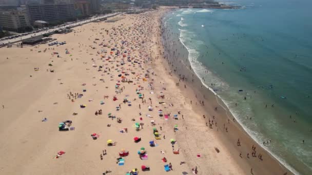 Flyover Aéreo Épico Ondas Quebrando Costa Famosa Praia Matosinhos Mostrando — Vídeo de Stock