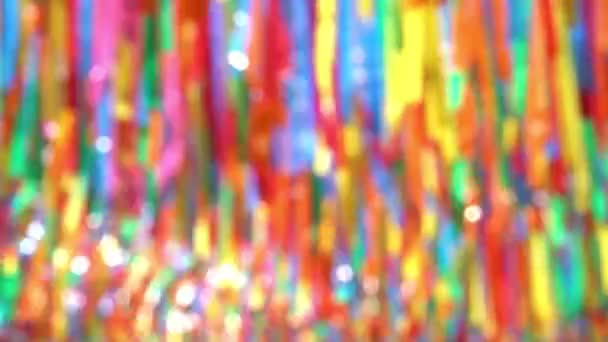 街のストリートフェスティバルの背景で風になびく装飾的な多色のリボン — ストック動画
