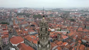 Portekiz 'in Porto kentindeki ünlü şehir simgesi Barok Çan Kulesi' nin sinematik sisli hava manzarası.
