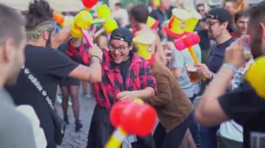Porto, Portekiz - 23.06.2022: Sao Joao Festivali 'nde plastik çekiçli bir sürü insan. Çok popüler bir bayram 23-24 Haziran 'da kutlanır. 