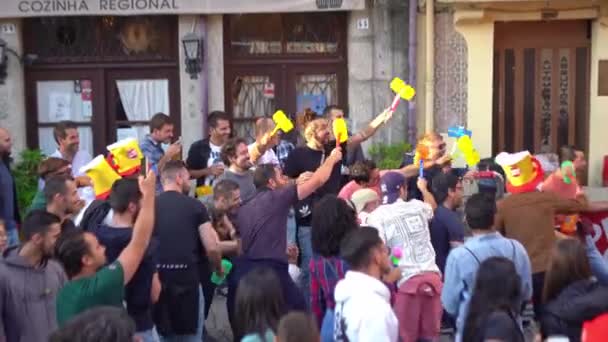 Πόρτο Πορτογαλία 2022 Πολλοί Άνθρωποι Πλαστικά Σφυριά Στο Φεστιβάλ Του — Αρχείο Βίντεο