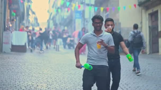 Porto Portugal 2022 Pessoas Com Martelos Plástico Caminhando Rua Festival — Vídeo de Stock