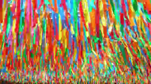 Διακοσμητικές Πολύχρωμες Κορδέλες Που Κυματίζουν Στον Άνεμο Στις Αργίες Φεστιβάλ — Αρχείο Βίντεο
