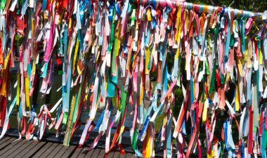 Birçok renkli tekstil kurdelesi Portekiz 'in Aveiro kentindeki köprüye bağlı.