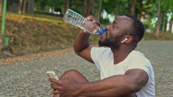 Jeune Homme Afro Américain Adulte Reposant Dans Parc Après Avoir — Video