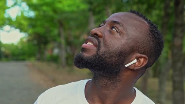 Close Young African American Man Park Listening Music Airpods Closing — Vídeo de stock