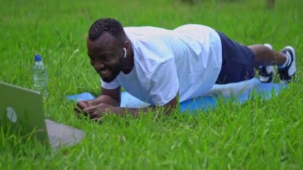 Gelukkige Jonge Afro Amerikaanse Man Het Park Met Online Training — Stockvideo