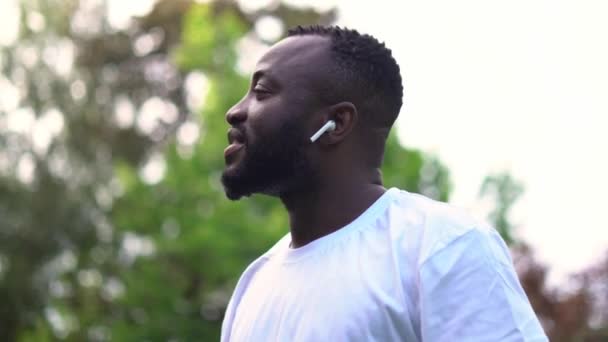 Cinematic Närbild Ung Afrikansk Amerikansk Man Parken Lyssna Musik Med — Stockvideo
