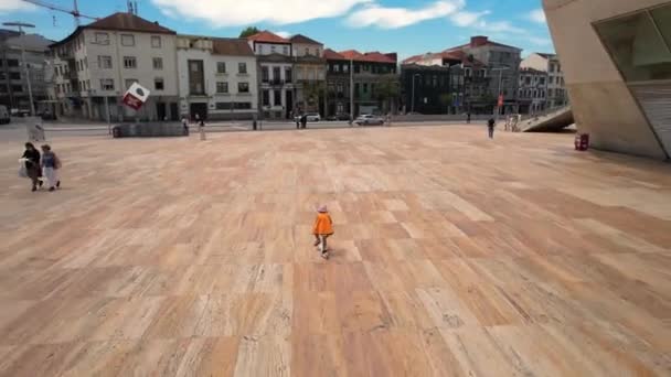 Porto Portugal 2022 Ein Süßes Mädchen Kleid Fährt Mit Einem — Stockvideo