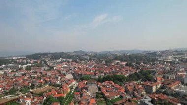 Portekiz 'in kuzeyindeki antik Guimaraes şehrinin insansız hava aracı görüntüsü 