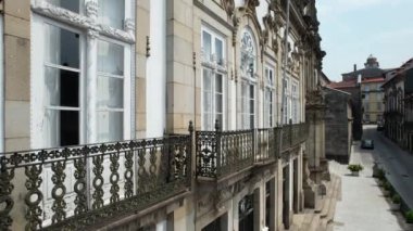 Capela da Veneravel Ordem Terceira üzerinde uçan İHA antik Guimaraes şehrinin merkezinde, Portekiz 'in kuzeyinde. Klasik Portekiz mimarisi