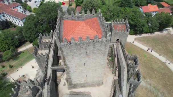 Drón Repül Egy Torony Felett Ősi Guimaraes Kastély Portugáliában Braga — Stock videók
