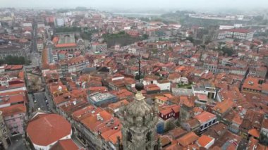 Portekiz 'in Porto kentindeki ünlü şehir simgesi Barok Çan Kulesi' nin sinematik sisli hava manzarası.