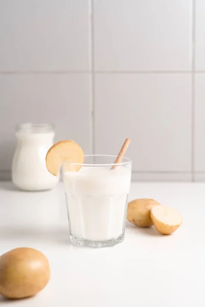 Bicchiere Con Latte Patate Sul Tavolo Con Tuberi Patate Tendenza — Foto Stock