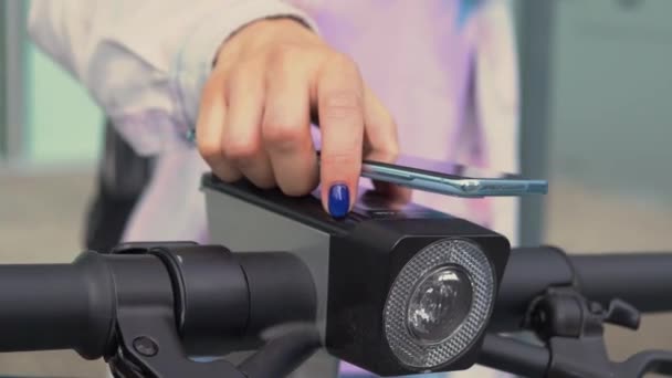 Крупный План Руки Смартфоном Женщина Берет Напрокат Электрический Велосипед Телефоном — стоковое видео
