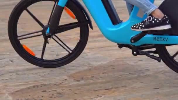Close Woman Riding Rent Electric Bicycle Urban Style Green Energy — 图库视频影像