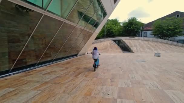 Вид Сзади Женщины Прокат Электрический Велосипед Городской Транспорт Стиле Зеленой — стоковое видео