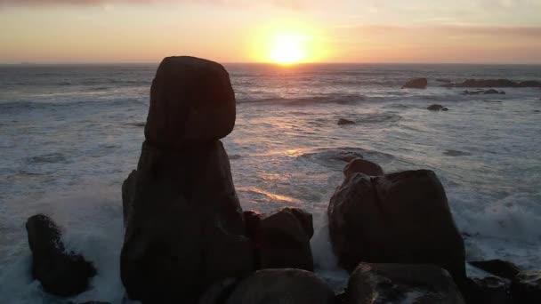 Ατλαντικός Ωκεανός Ακτή Τις Πέτρες Γρανίτη Στο Ηλιοβασίλεμα Βραχώδες Περιβάλλον — Αρχείο Βίντεο
