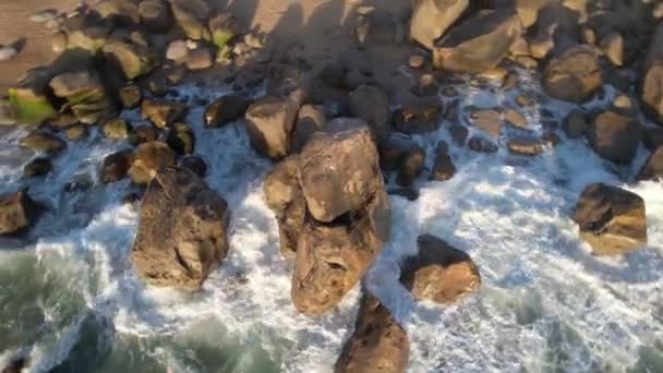 Άποψη Του Ατλαντικού Ωκεανού Που Χτυπά Τους Γρανιτένιους Βράχους Στις — Αρχείο Βίντεο