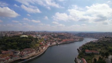 Güneşli bir günde Porto Embankment 'in Douro nehri üzerindeki hava aracı görüntüsü.
