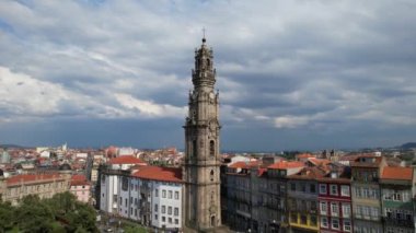 Portekiz 'in Oporto şehrinin ünlü şehir simgesi olan Barok Çan Kulesi Clerigos Kilisesi' nin destansı hava manzarası.