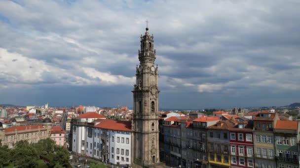 Epische Luftaufnahme Des Barocken Glockenturms Der Clerigos Kirche Eines Berühmten — Stockvideo