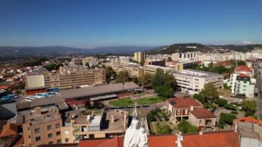  Braga 'nın tarihi şehir merkezi Igreja do Carmo, Portekiz' in insansız hava aracı görüntüsü