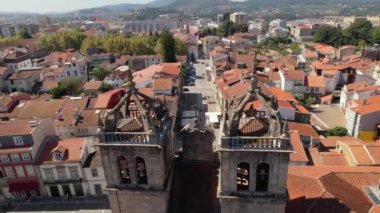  Portekiz 'in tarihi şehir merkezi Braga ve Braga Katedrali' nin insansız hava aracı görüntüsü
