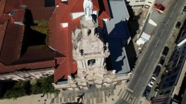 Portekiz 'in tarihi şehir merkezi Braga' da Igreja do Carmo 'nun insansız hava aracı görüntüsü