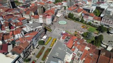  Portekiz 'in Braga şehrinin tarihi merkezindeki Praca da Republica' nın insansız hava aracı görüntüsü