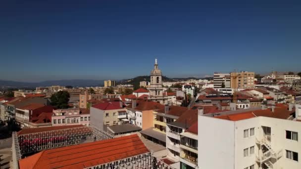 드론으로 포르투갈의 역사적 중심부인 브라가 그레야 카르모의 — 비디오