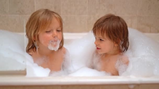 Sevimli Kız Kardeşler Banyoda Sabun Köpüğüyle Oynayan Küçük Kızlar Eğlence — Stok video
