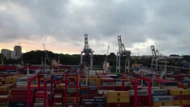 Oporto, Portekiz -14 Eylül 2022: Güzel Günbatımı Havacılığı deniz sanayi sanayi limanı vinçleri, konteynırlar ve ticari liman Matosinhos 'ta gemi. 