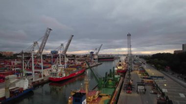 Oporto, Portekiz -14 Eylül 2022: Limanın sevkiyat bölgesindeki büyük vinçler ve uluslararası konteyner gemilerinin havadan görünüşü. Küresel ulaşım ve lojistik işi.