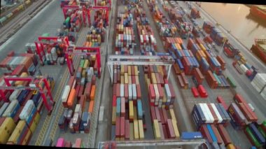 Oporto, Portekiz -14 Eylül 2022: Limanın sevkiyat bölgesindeki kargo konteynerlerinin akşam görüşü. Küresel ulaşım ve lojistik işi.