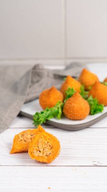 Geleneksel kızarmış coxinha de frango - beyaz masada tavuk kroket, Brezilya yemeği.