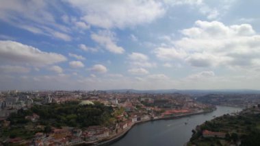Güneşli bir günde Porto Embankment 'in Douro nehri üzerindeki hava aracı görüntüsü.