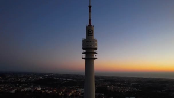 Vista Aérea Circular Torre Comunicación Altice Television Atardecer Vila Nova — Vídeo de stock