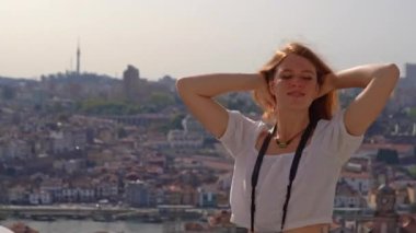 Mutlu genç turist kadın Portekiz 'in eski bir Porto kasabasında tatilin tadını çıkarıyor.
