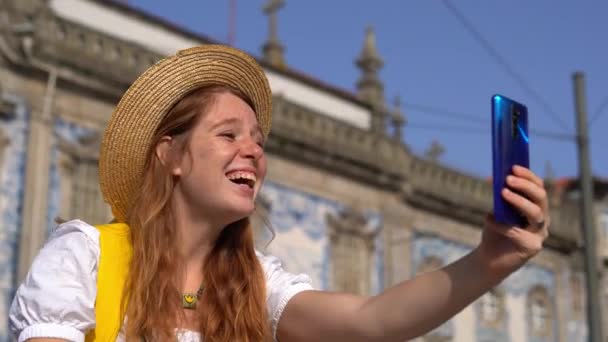 미소를 포르투갈 거리에 전화를 있습니다 유럽에서 휴가를 즐기고 있습니다 여행의 — 비디오