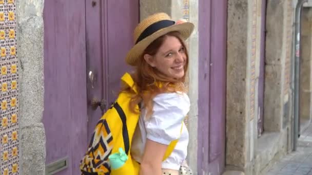 Wanita Wisatawan Muda Yang Bahagia Menikmati Liburan Eropa Sebuah Kota — Stok Video