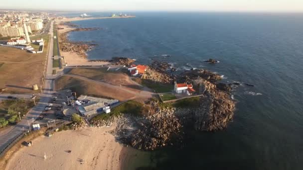 ポルトガルの海の近くに小さなポルトガルの教会の空中ビュー カペラ ノヴァ — ストック動画