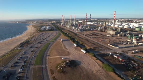 Luchtfoto Van Raffinaderij Olietank Overdag Buurt Van Oceaan Bedrijfsinstallaties Petrochemische — Stockvideo