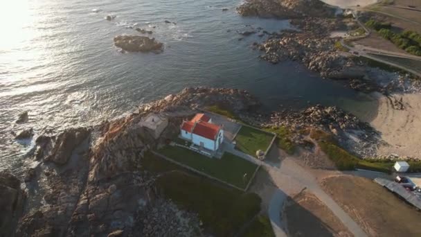 Vista Aérea Uma Pequena Igreja Portuguesa Perto Oceano Portugal Capela — Vídeo de Stock