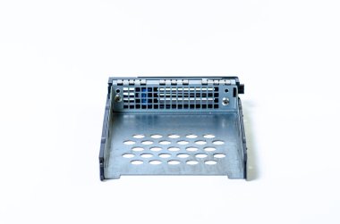 Farklı boyutlarda HDD sabit disk sürücüsü beyazda izole edildi. Bir sabit disk sürücüsünün iç görüntüsü HDD Hard Diskler veri depolama yan yana gümüş ışık renginde