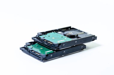 Farklı boyutlarda HDD sabit disk sürücüsü beyazda izole edildi. Bir sabit disk sürücüsünün iç görüntüsü HDD Hard Diskler veri depolama yan yana gümüş ışık renginde