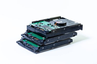 Farklı boyutlarda HDD sabit disk sürücüsü beyazda izole edildi. Bir sabit disk sürücüsünün iç görüntüsü HDD Hard Diskler veri depolama yan yana gümüş ışık renginde